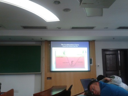Escola de gestão. Os alunos chineses estavam numa das suas sestas. O slide retrata o caminho que todos os emigrantes percorrem, quando vão para outro país: excitação, frustração, adaptação!